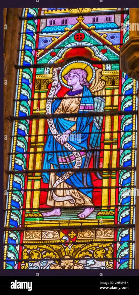 Colorido Ángel vidrieras Basílica Catedral de Bayeux Nuestra Señora de