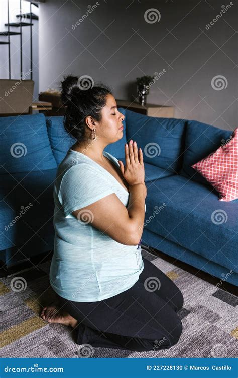 Curvada Chica Latina Meditando Con Las Manos En Posici N De Oraci N En Sala De Estar En La