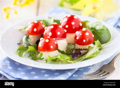 Spaß Beim Essen Für Kinder Schöne Mozzarella Und Tomaten Pilze Mit