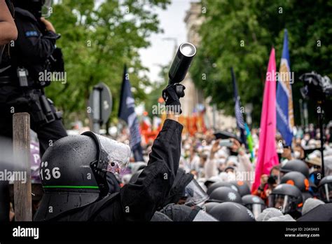 Polizist Droht Mit Pfefferspray Am September Sammeln Sich In