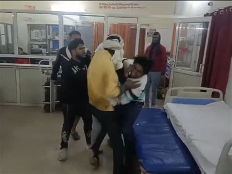 Two Parties Clashed In The Emergency Ward Of The District Hospital जिला अस्पताल के इमरजेंसी