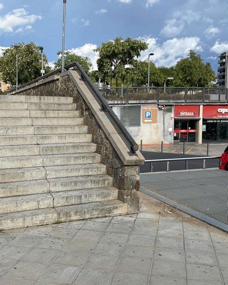 Rambia Del Fondo 12 Stair Rail FindSkateSpots