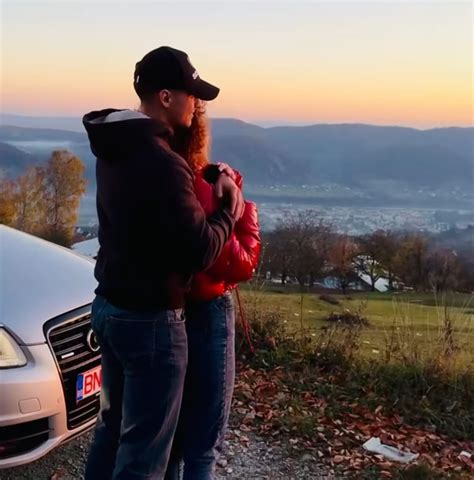 Foto Romantic Jandarmul Robert I Iubita Sa Giuly De La Casa