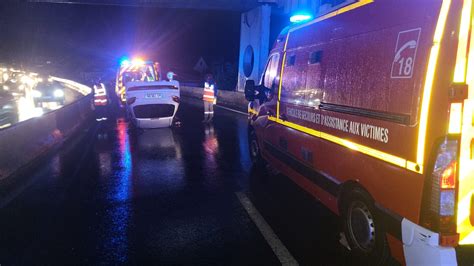 Spectaculaire accident une voiture sur le toit sur la Rocade à Fort