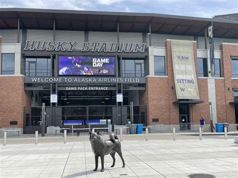 Husky Stadium Welcomes Late Arriving Crowd Sports Illustrated