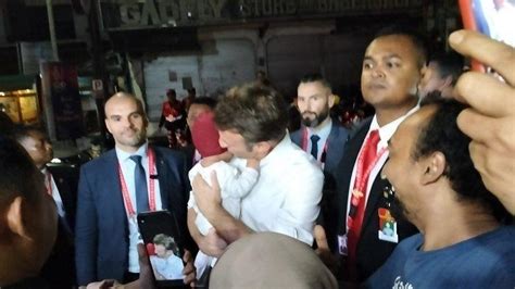 Momen Presiden Perancis Emmanuel Macron Jalan Kaki Dan Gendong Bayi