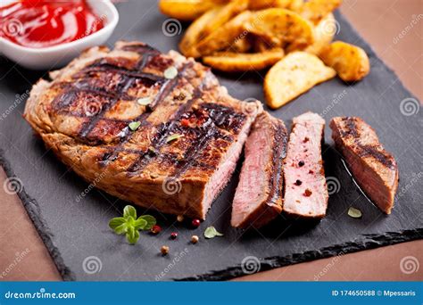 Gegrilltes Steak Mit Kartoffeln Stockfoto Bild Von Platte Schwarzes