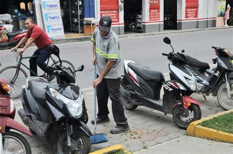 Limpieza y recolección de basura en las calles principales de Morales