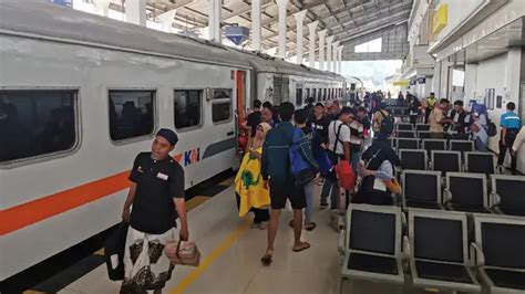 Kereta Api Di Stasiun Ketapang Banyuwangi