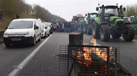 Les Agriculteurs En Col Re Bloquent Les Routes De France