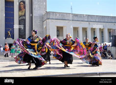 Mexican traditional dancing Stock Photo - Alamy