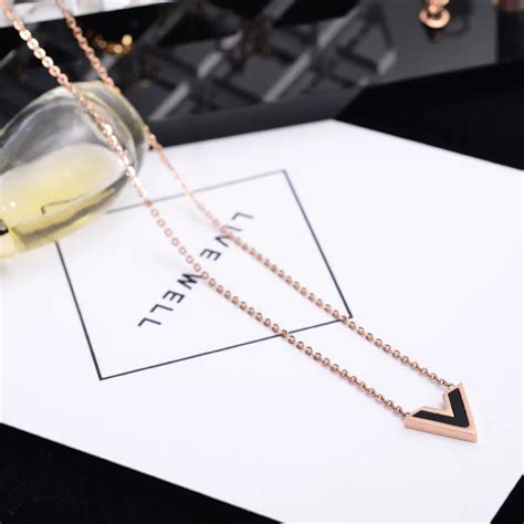 YUN RUO Top Merek Rose Gold Warna Hitam Putih Shell V Bentuk Kalung