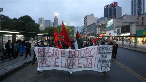 Frente pela tarifa zero do ônibus faz protesto em Curitiba veja fotos