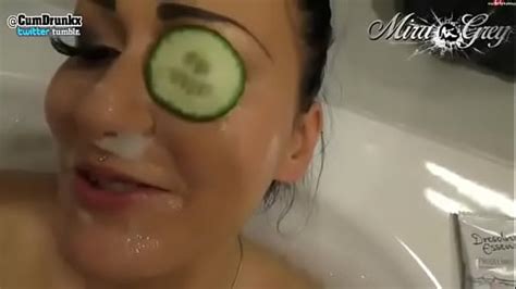 Le llenan la cara de semen en la bañera XVIDEOS