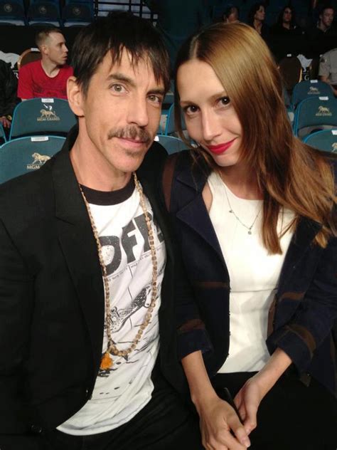Red Hot Chili Peppers Brasil Fotos Anthony Kiedis Assistindo O UFC 155 Modelo Brasileira