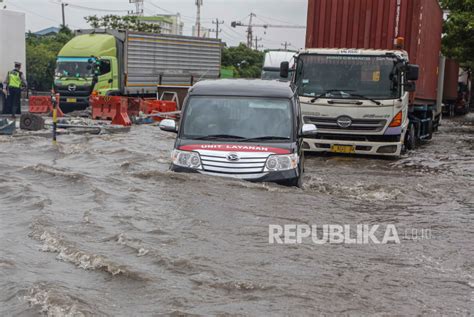 Imbas Banjir Di Pantura Kaligawe Arus Lalu Lintas Semarang Demak