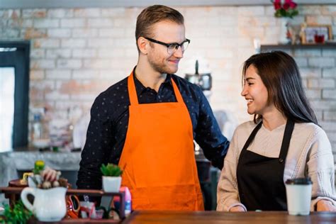 Hombre Y Mujer Sonriendo Mientras Est N De Pie En El Mostrador De La