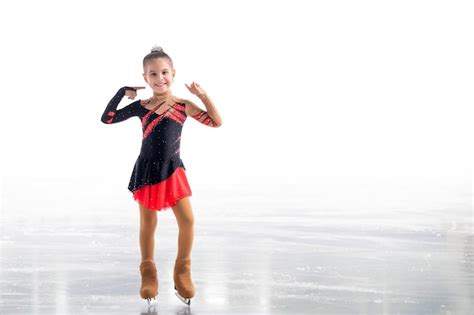 Patinadora Posando Em Um Vestido Vermelho E Preto No Gelo Isolat No