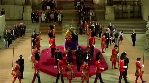 Un Garde Royal S Effondre Devant Le Cercueil De La Reine Elizabeth II