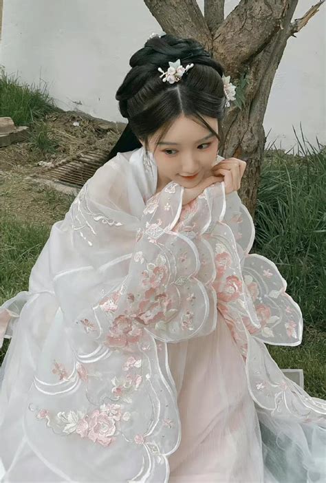 Hanfu Beauty Under The Tree Mao Xiaotong Hanfu Style Different Lively