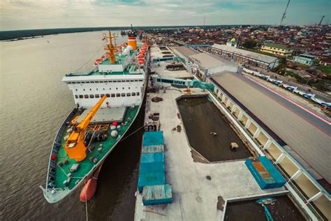 Kapal KM Kelud Dikarantina Di Pelabuhan Belawan Karena Bawa Penumpang