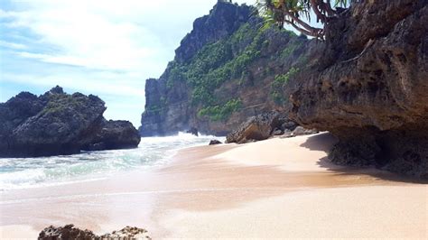 Menjelajahi Keindahan Tersembunyi Pantai Karang Payung Wonogiri