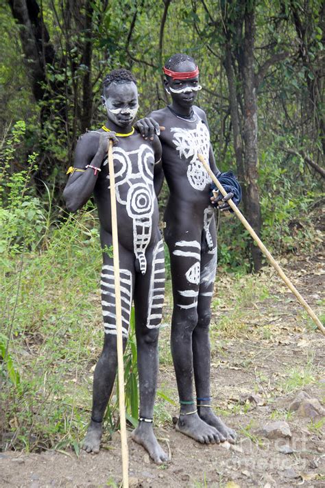 Groupe nudué des garçons africains Photos de femmes