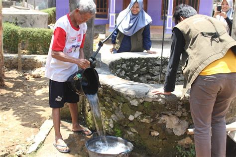 Penyaluran Donasi Air Bersih Untuk Warga Terdampak Kekeringan Di