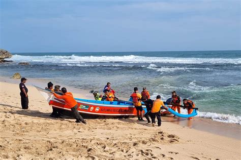 2 Wisatawan Terseret Ombak Pantai Drini Gunungkidul 1 Hilang GenPI