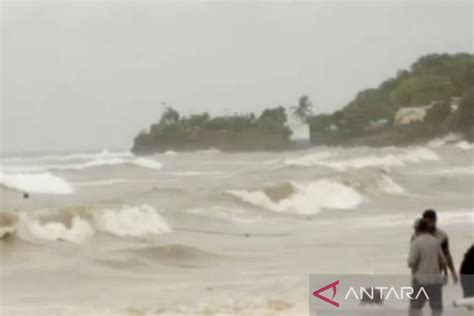 Bmkg Waspadai Gelombang 2 5 Meter Di Lima Titik Perairan Ntt Antara News