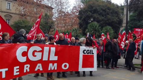 Pescara Lavoratori E Sindacalisti In Piazza Contro La Legge Di