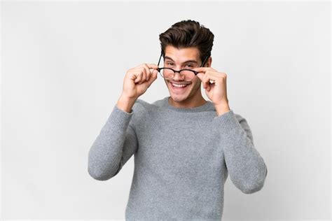 Joven Apuesto Hombre Cauc Sico Sobre Fondo Blanco Aislado Con Gafas Y