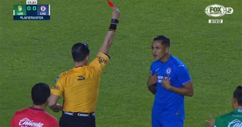 Yoshimar Yotún cometió penal y fue expulsado en primer partido de