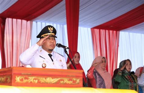 Wabup Siak Jadi Inspektur Upacara Penurunan Bendera HUT RI Ke 77