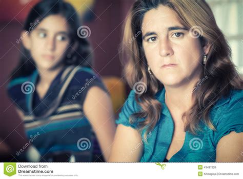 Madre Preocupante Y Su Hija Adolescente Foto De Archivo Imagen De