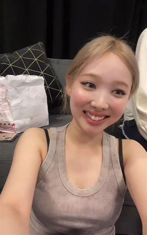 《nayeon Live♡ Wajah Gadis Wanita Perempuan