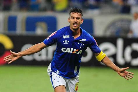 Volante Henrique Do Cruzeiro Comemora Terceira Convocação Para A