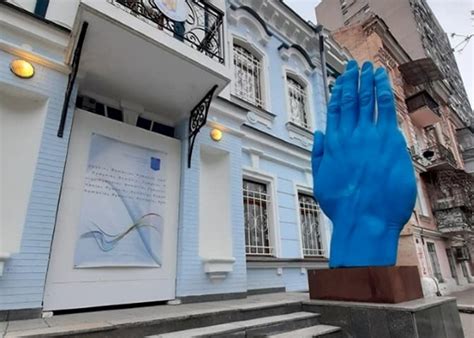 В Киеве появилась знаменитая "синяя рука" - Korrespondent.net