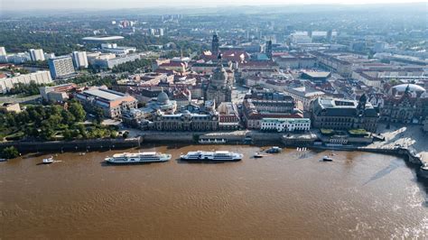 Hochwasser Sachsen Pegelstand Der Elbe Steigt In Sch Na Auf Ber