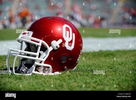 Oklahoma sooners football helmet High Resolution Stock Photography and ...