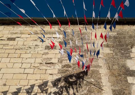 Banderas Rojas Blancas Y Azules Ondeando En El Viento En La Ciudad De