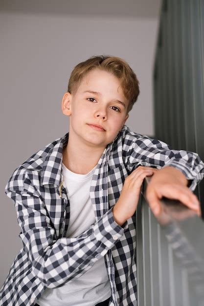 Retrato De Um Jovem Bonito Sorridente Jovem Adolescente Sentado Nos