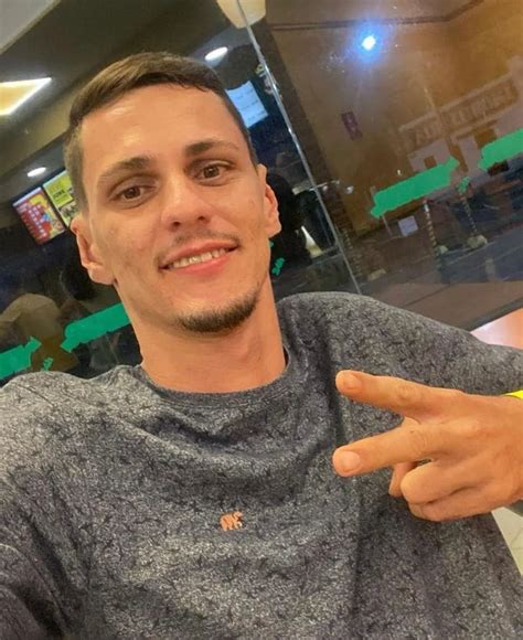 Jovem Morto Durante Abordagem Da Pm Fam Lia Reage Executado A