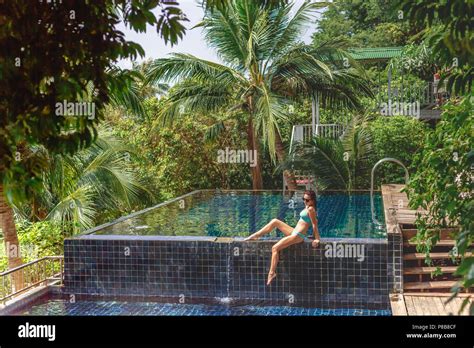 M Dchen Im Bikini Stockfotos Und Bilder Kaufen Alamy