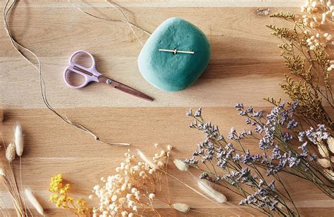 Une boule de mousse végétale avec des fleurs séchées Depuis mon hamac