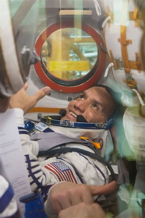 Frank Rubio astronauta de origen salvadoreño sonríe en su primer