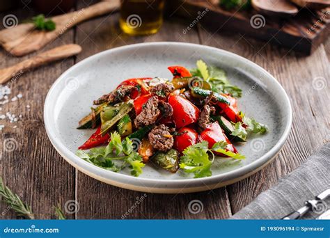 Ensalada Caliente Con Carne Y Verduras En Un Plato Foto De Archivo