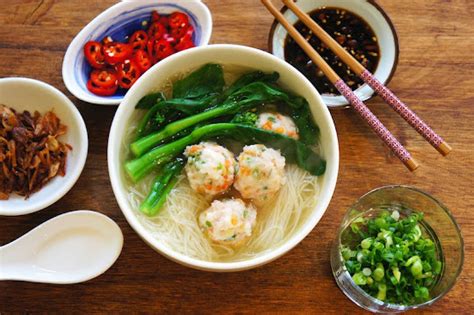 Rice Vermicelli Soup With Shrimp Balls