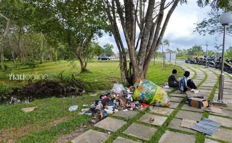 Tak Kunjung Diangkut Tumpukan Sampah Rusak Keindahan Taman Siak Lawo