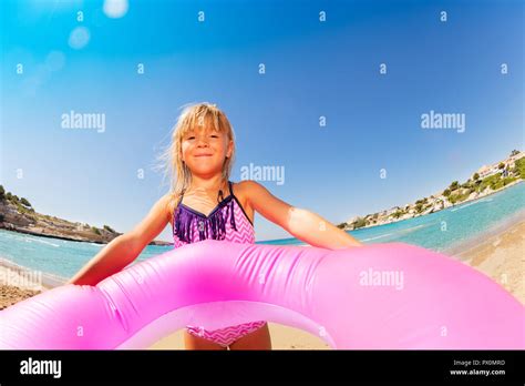 Kline mädchen bikini Fotos und Bildmaterial in hoher Auflösung Alamy